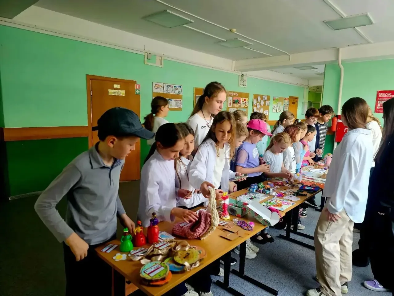 ✨ Добрый день, полный улыбок и добрых дел!  В школе имени Д. И. Зернова прошла благотворительная ярм