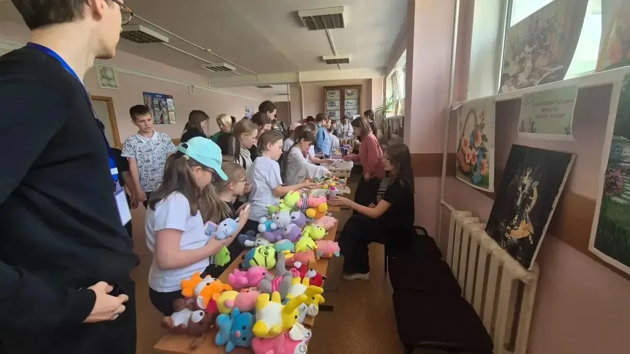 ✨ Добрый день, полный улыбок и добрых дел!  В школе имени Д. И. Зернова прошла благотворительная ярм