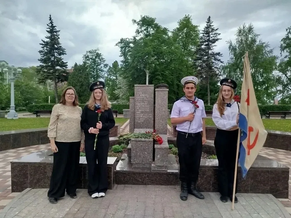 12 мая музееведы школы 174 посетили памятник юнг-добровольцам на набережной нашего города. Ребята во
