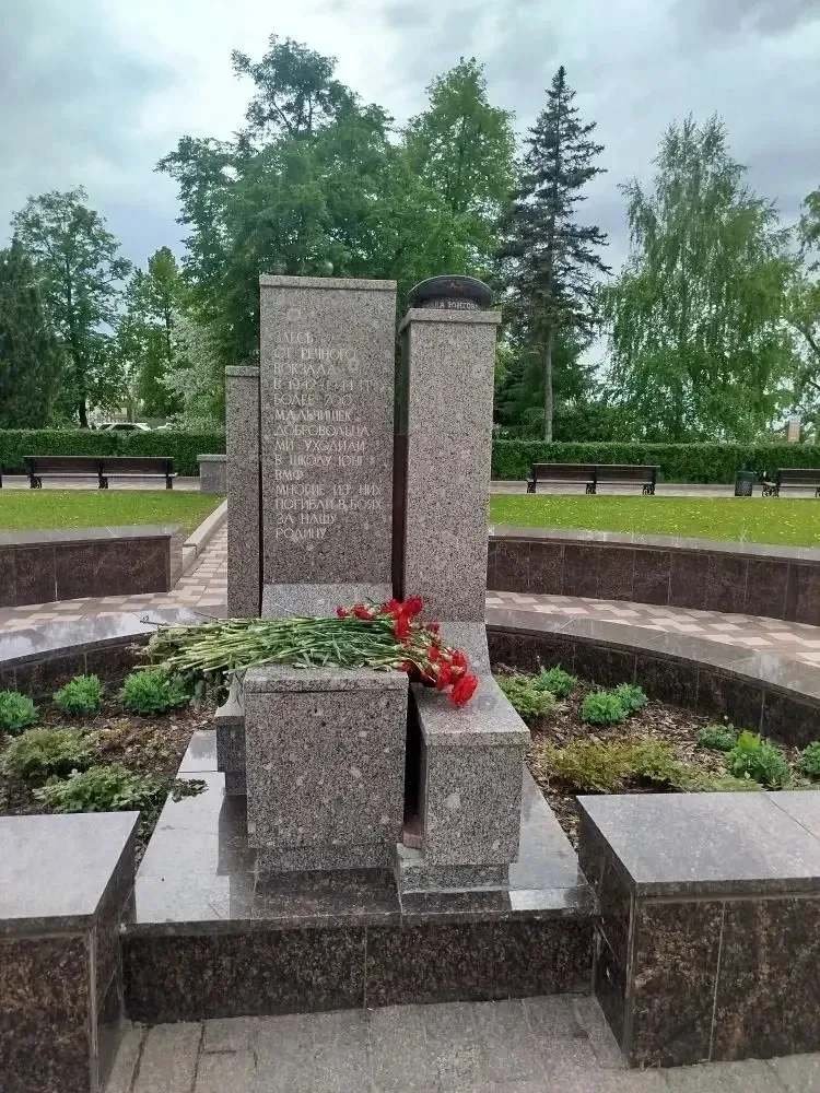 12 мая музееведы школы 174 посетили памятник юнг-добровольцам на набережной нашего города. Ребята во