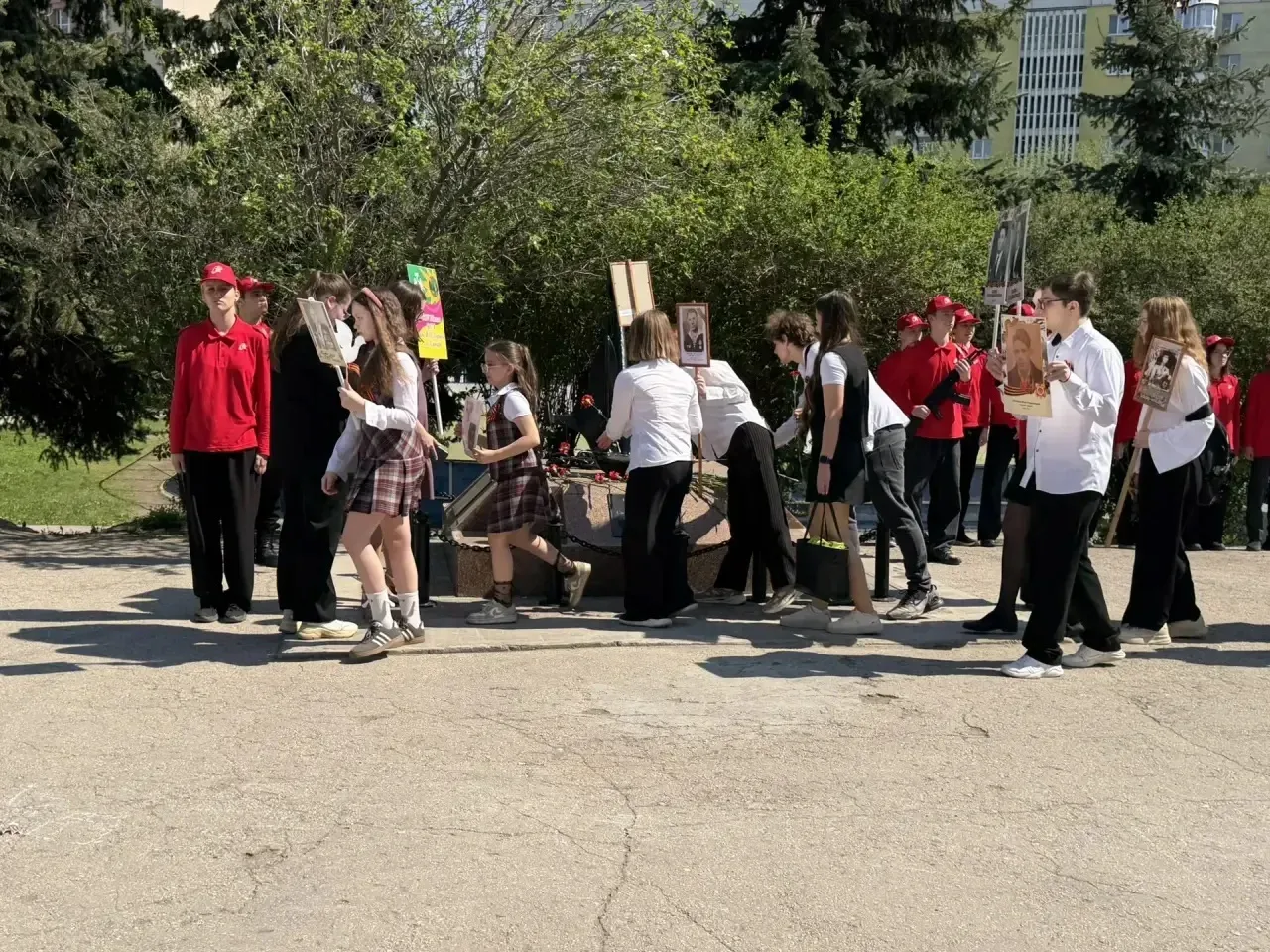 ⭐️В преддверии 9️⃣ Мая наша школа прошла  присоединилась к патриотической акции «Бессмертный полк». 