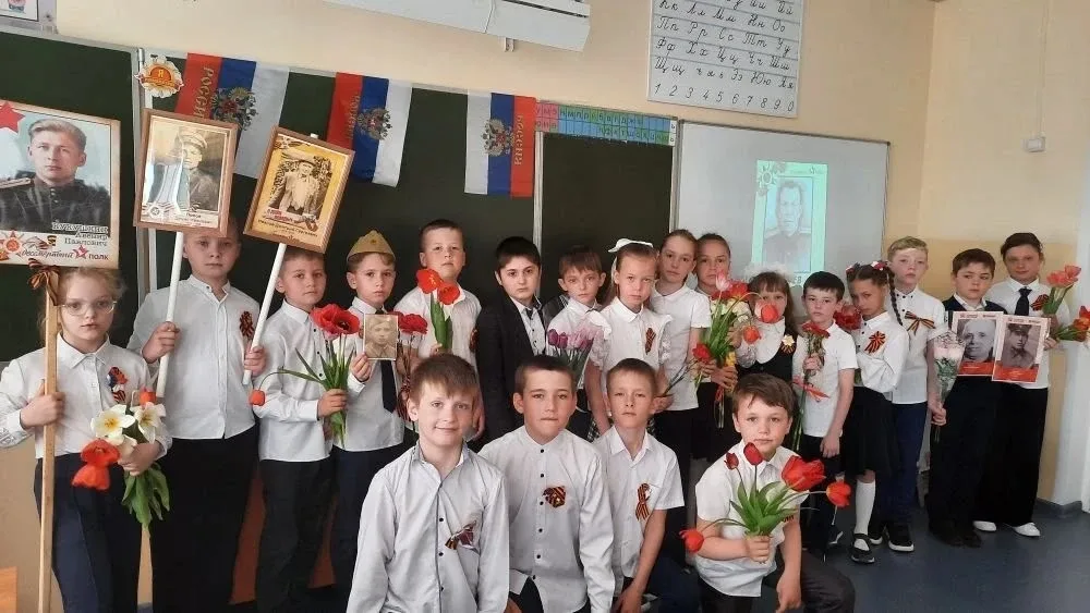 В преддверии Дня Победы у ребят 2 А  / кл. Рук. О. А. Мещерякова/ класса МБОУ СОШ № 4 г. Грязи проше