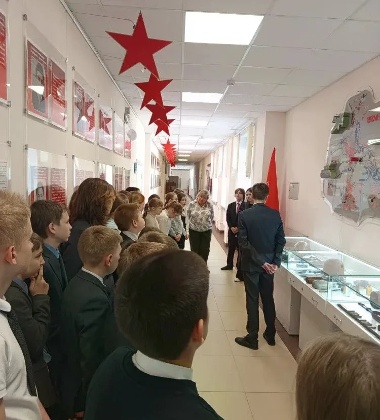 Участники школьного проекта "Хранители истории", учащиеся 7 "в" класса, с гордостью и ответственност