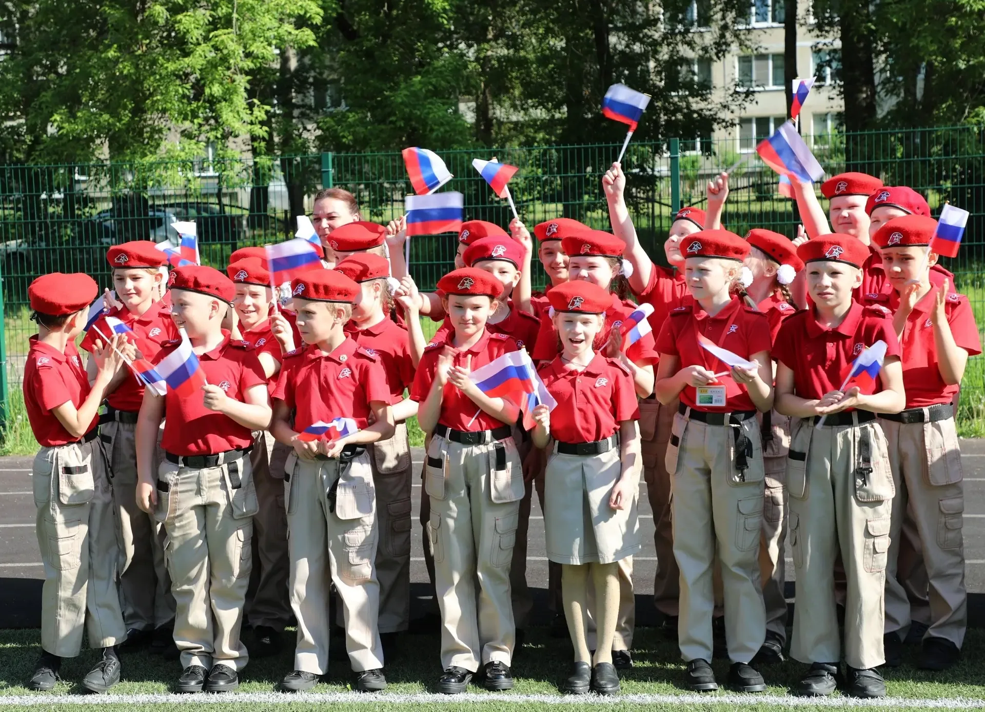 Школа - созвездие прекрасных имен Мальчишек, девчонок и взрослых. Школа - созвездие разных времен  П