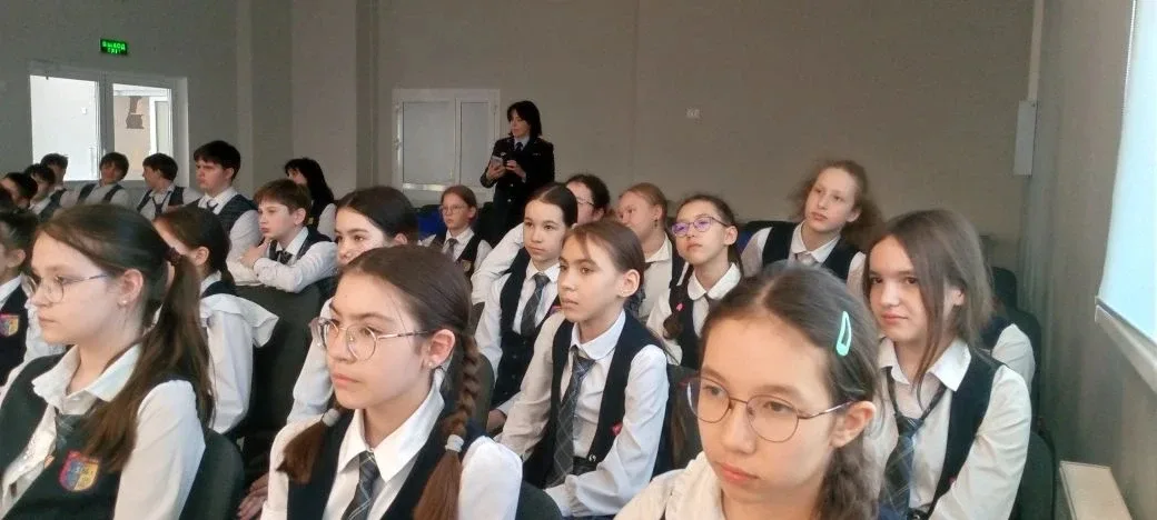 В преддверии Дня Победы, к нам пришли курсанты Казанского Юридического института во главе с доцентом