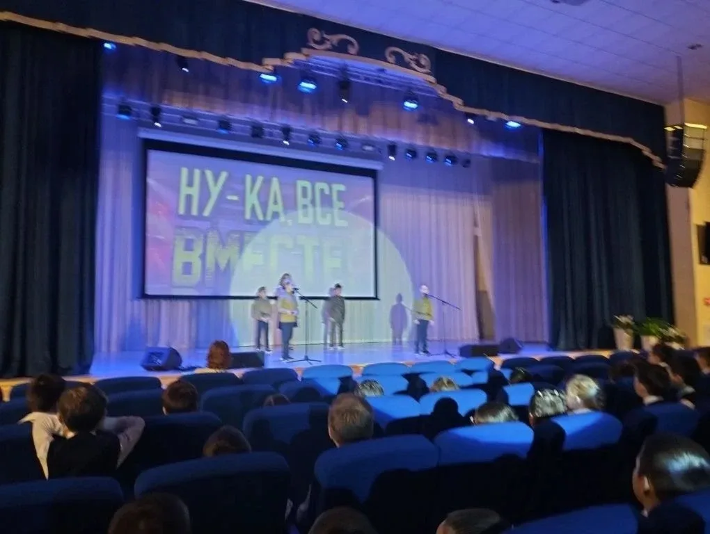 Песни военных лет в лицее: память и единство В нашем лицее на переменах зазвучали песни военных лет,