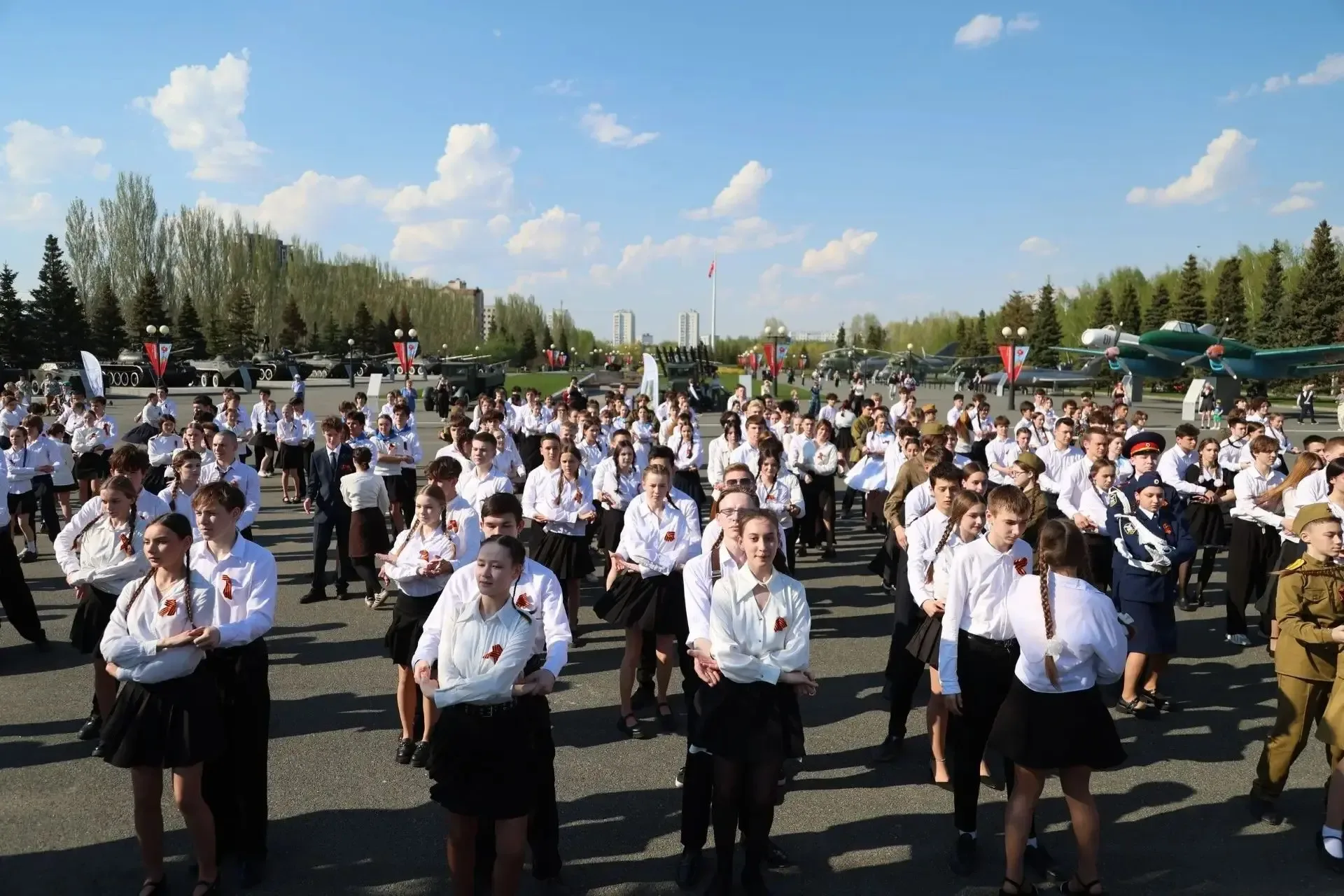 Вальс Победы объединил 300 школьников Казани ⠀ 6 мая в Парке Победы прошла патриотическая акция «Вал