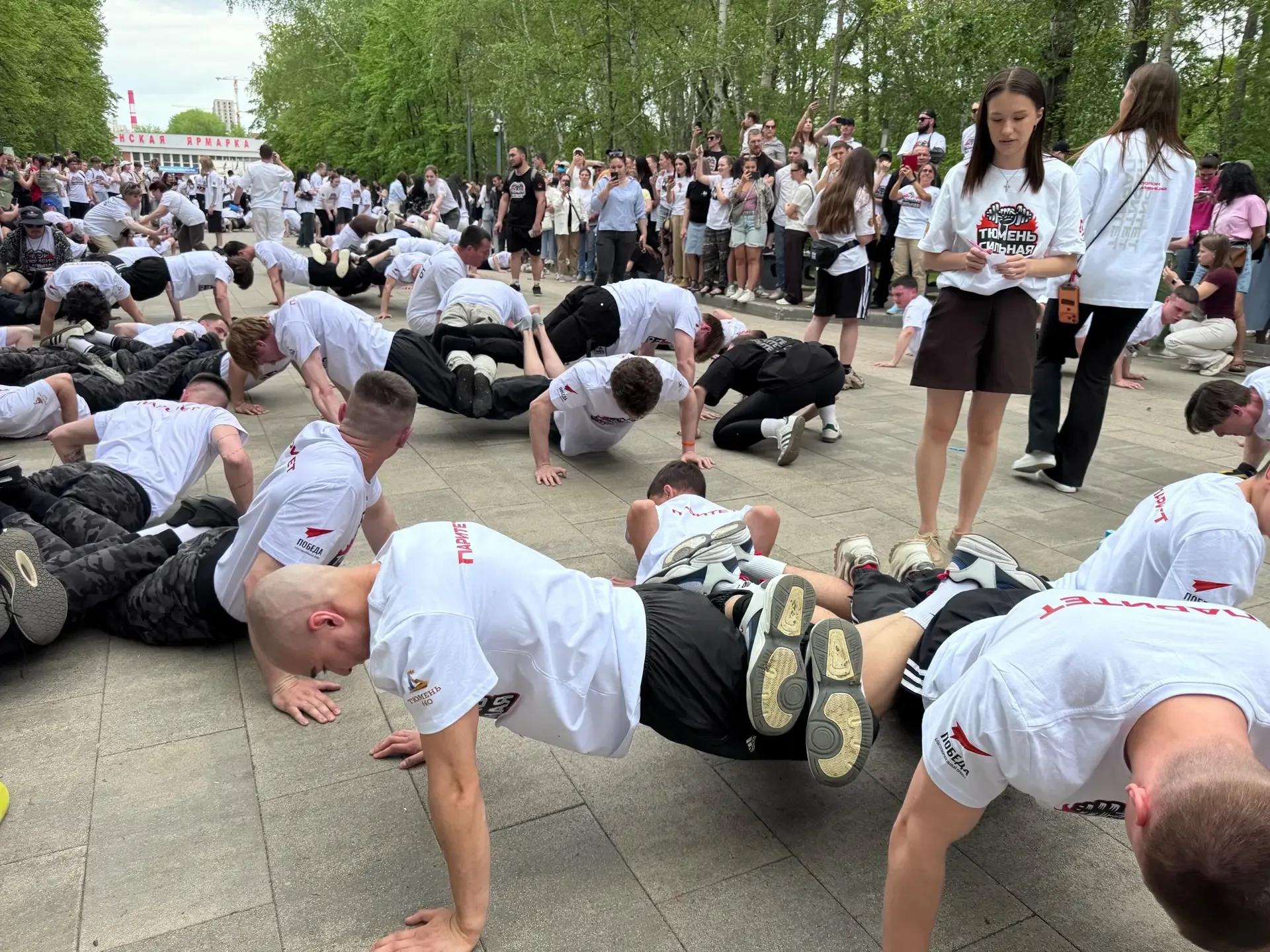 Очень правильно сделали те, кто сегодня пришел в сквер имени Якова Неумоева. Им выдалась возможность