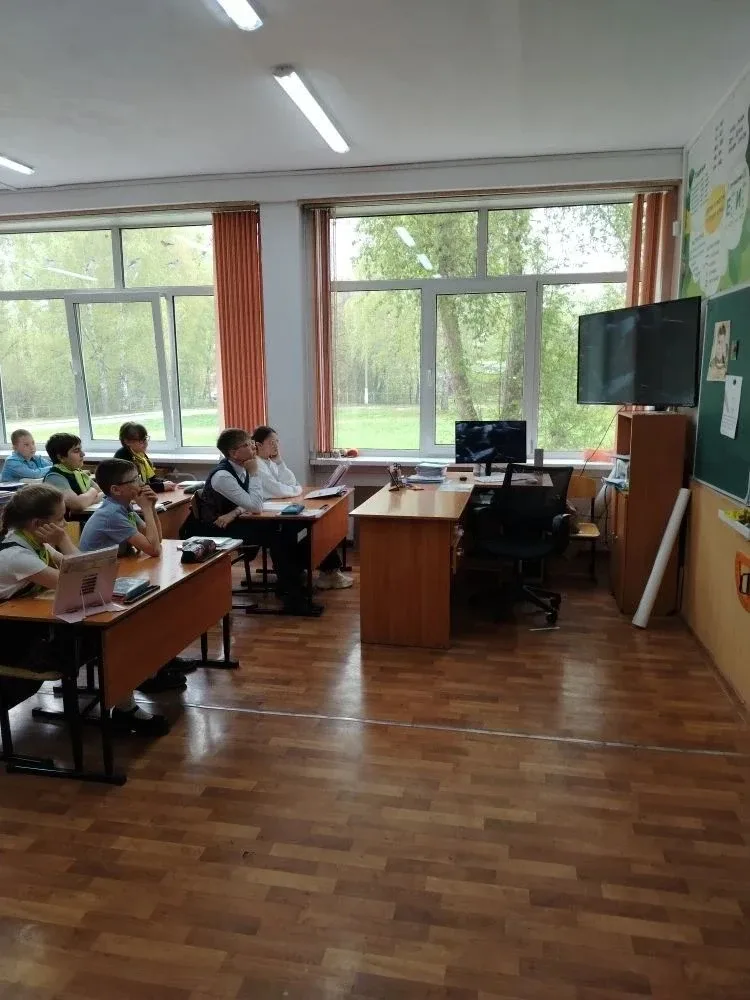 📢 В 4 «Б» классе прошел важный классный час «Люди мира, на минуту встаньте!» 🕊 Сегодня наши четверок