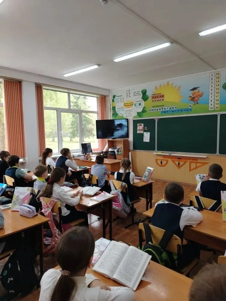 📢 В 4 «Б» классе прошел важный классный час «Люди мира, на минуту встаньте!» 🕊 Сегодня наши четверок
