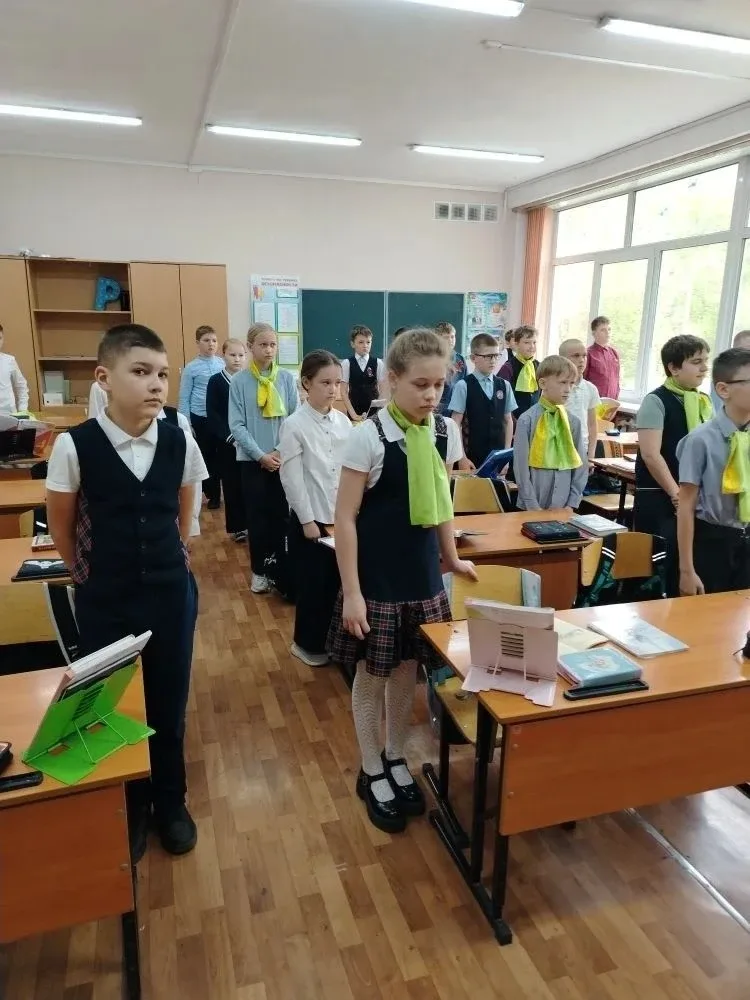 📢 В 4 «Б» классе прошел важный классный час «Люди мира, на минуту встаньте!» 🕊 Сегодня наши четверок