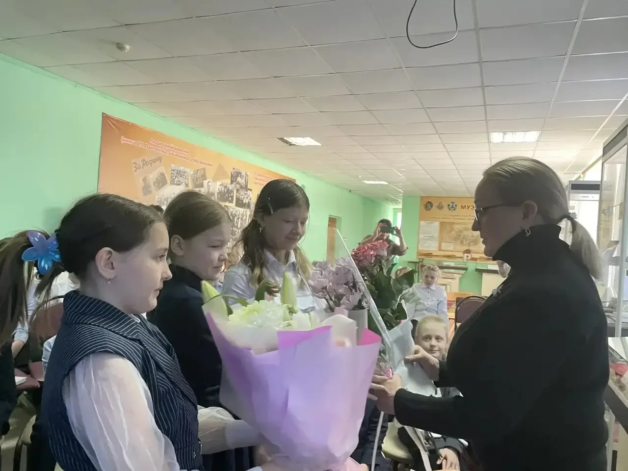 🇷🇺 Вчера в школьном музее проведена встреча с матерью погибшего на специальной военной операции выпу