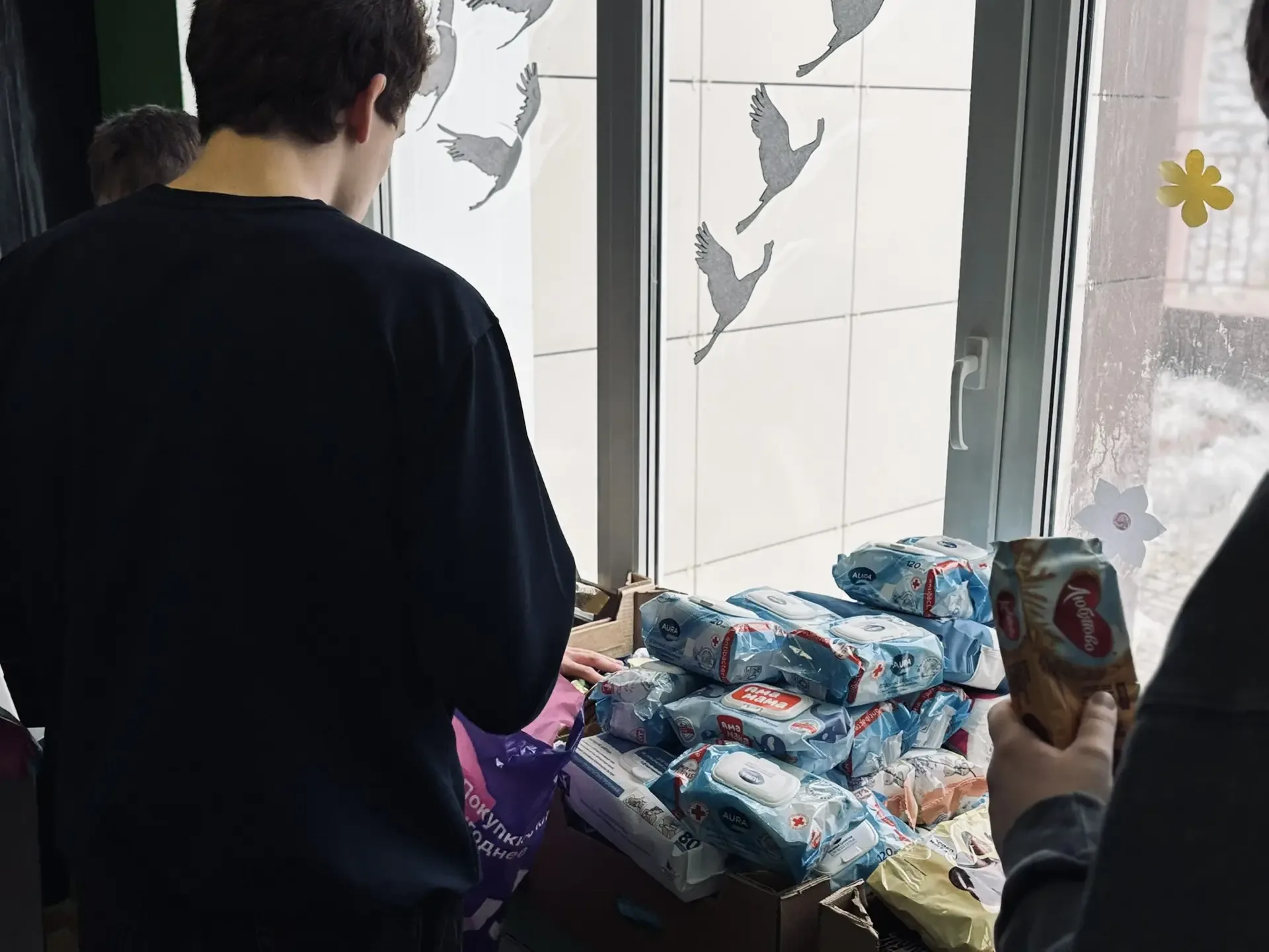 🤝🏼 В преддверии 1 Мая добро не спит: волонтёры, педагоги, родители и дети — в деле!  📦 В преддверии 
