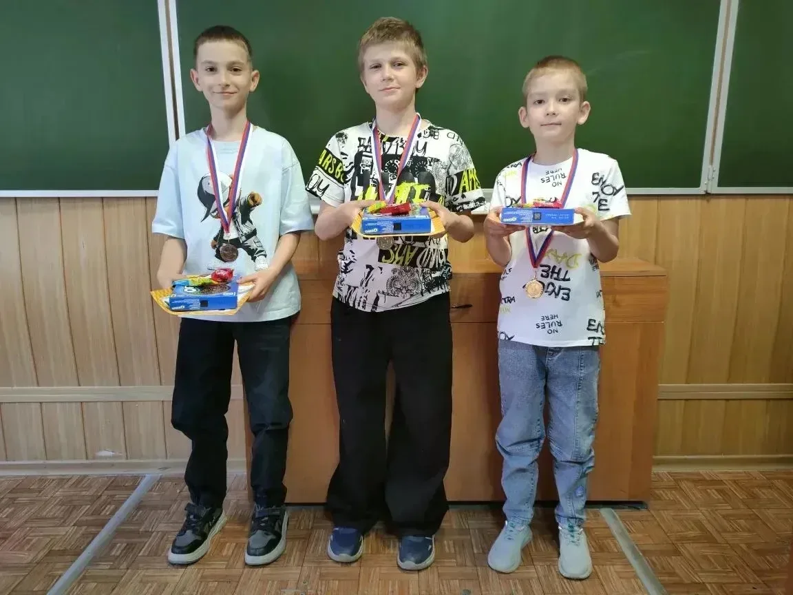 ЛИЦЕЙ ПОЗДРАВЛЯЕТ!  ✔️9 мая в МБОУ лицей 4 состоялся турнир по шахматам, в честь Дня Победы. Виннико
