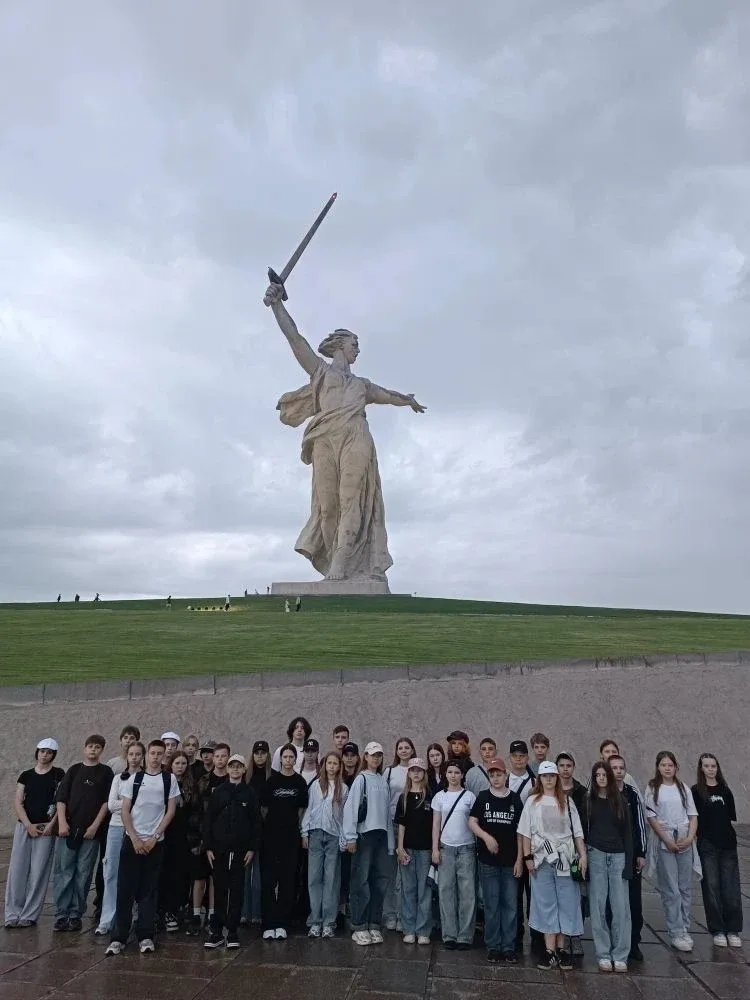 ГОРОД - КРЕПОСТЬ  Волгоград сегодня – гостеприимный современный город. Сталинград в годы Великой Оте