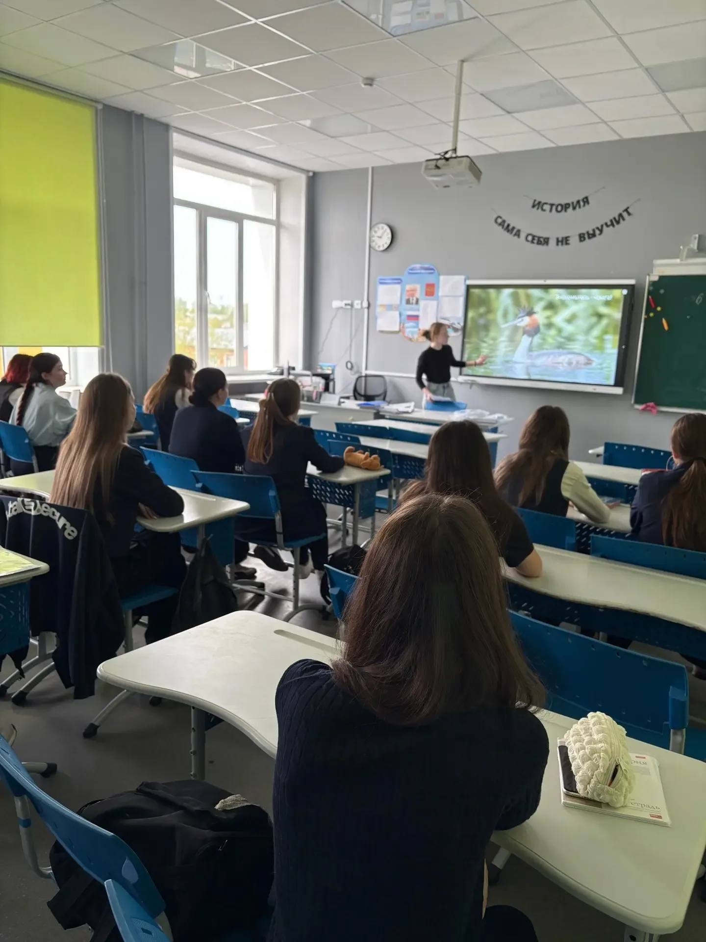 «К обучающимся 10а класса сегодня, 14 мая, пришла студентка 2 курса - наша выпускница Алина Блинова.