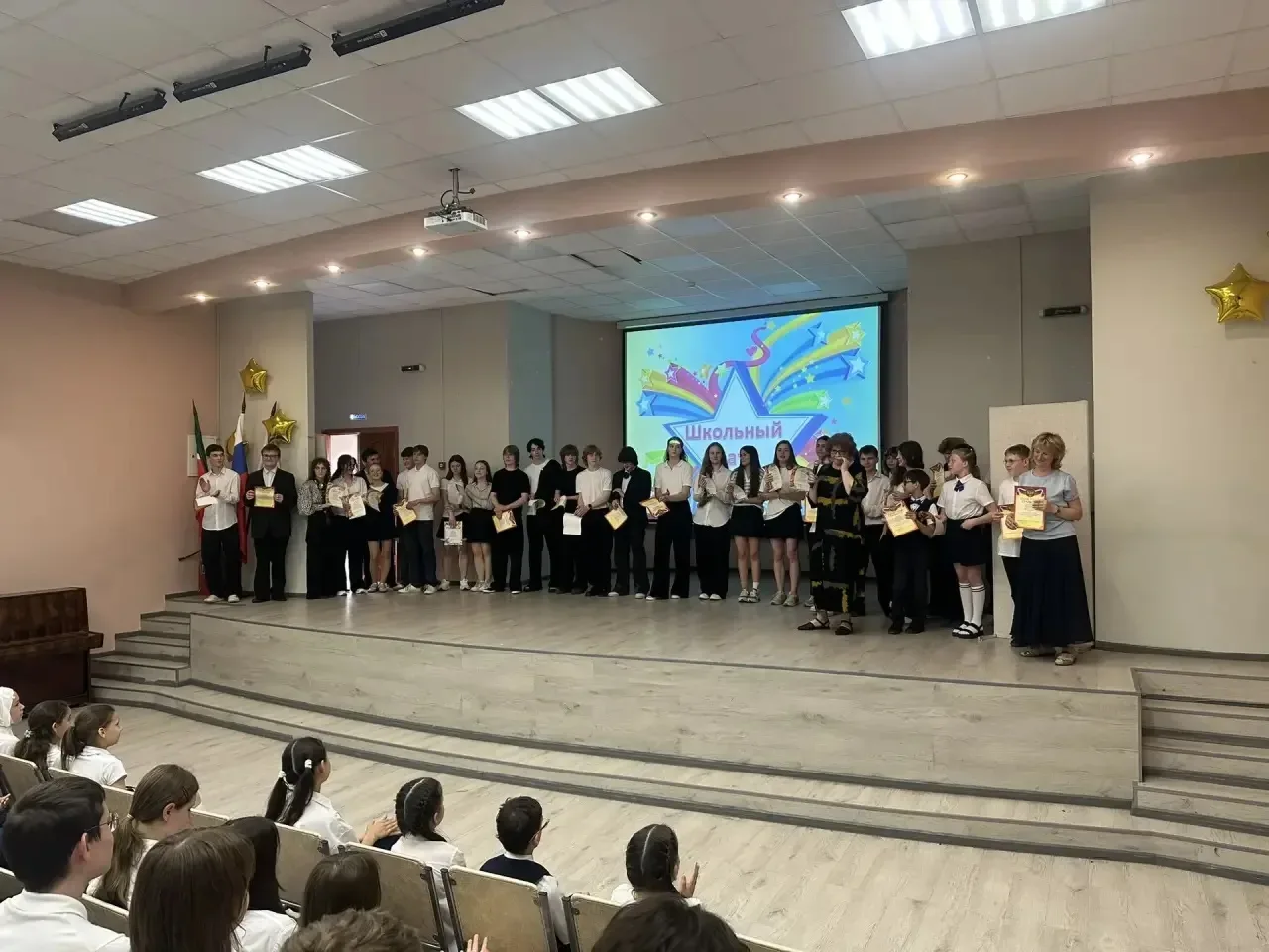 Заканчивается учебный год, а это значит настала пора чествовать гимназистов, которые проявили себя в
