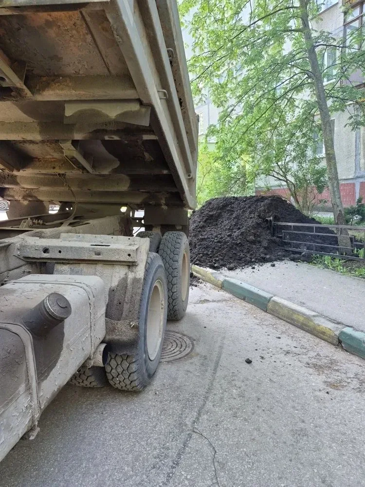 🌿 В весенне-летний период завозим плодородный грунт на придомовые территории для озеленения и благоу
