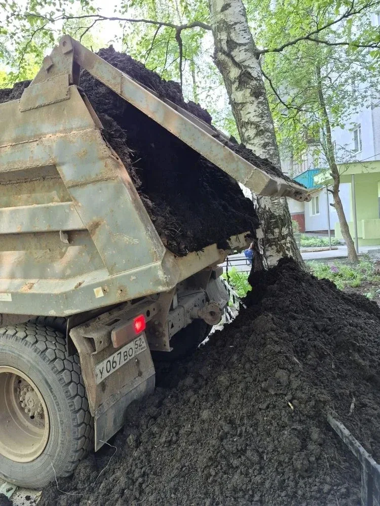 🌿 В весенне-летний период завозим плодородный грунт на придомовые территории для озеленения и благоу