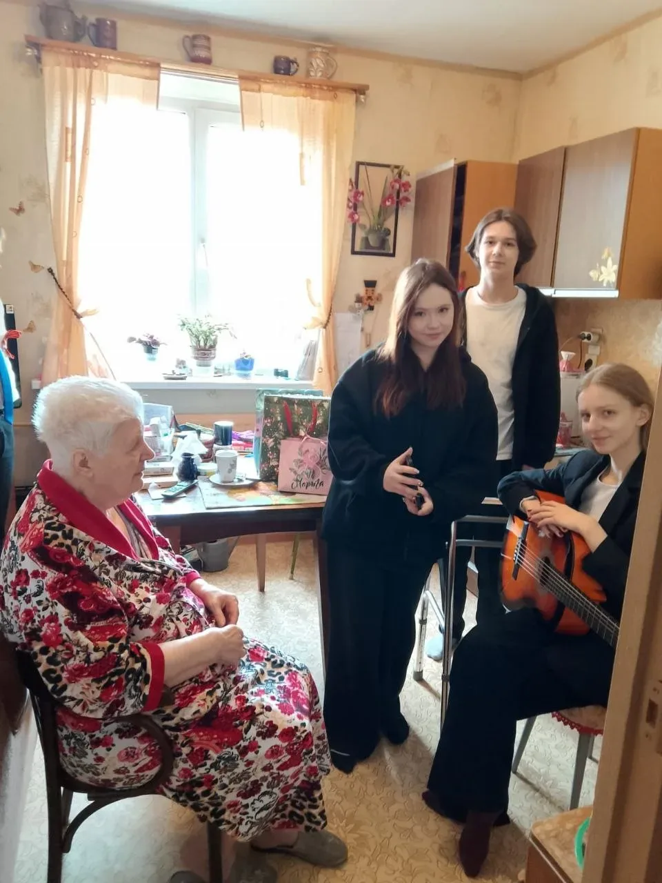 Накануне Великого праздника — 9 Мая — ученики нашей школы навестили на дому ветерана блокадного Лени