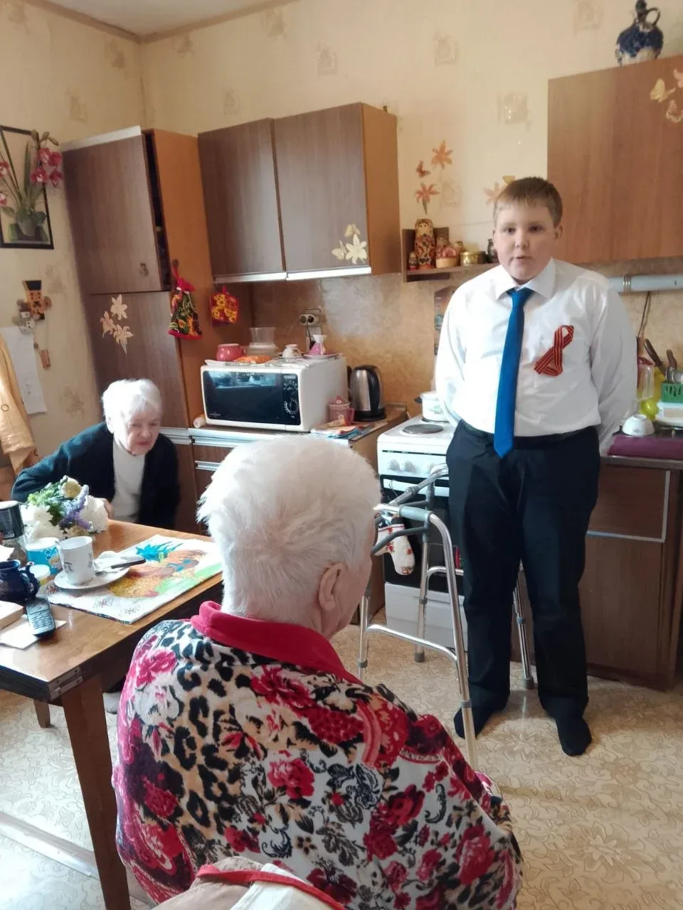 Накануне Великого праздника — 9 Мая — ученики нашей школы навестили на дому ветерана блокадного Лени