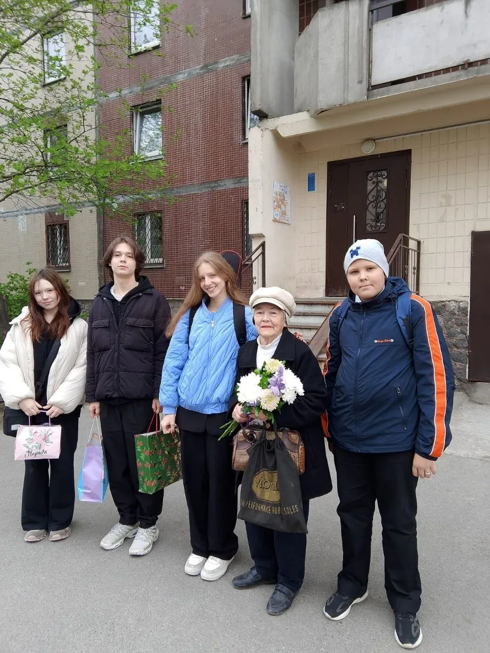 Накануне Великого праздника — 9 Мая — ученики нашей школы навестили на дому ветерана блокадного Лени