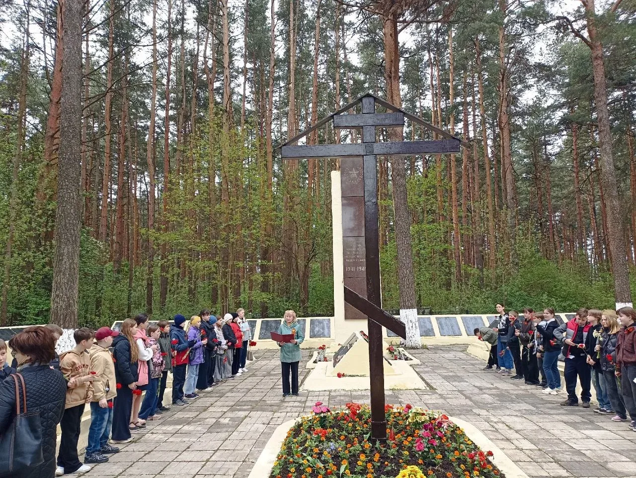 🎗️ 9 мая учащиеся и родители 5 "Г" (классный руководитель Савельева Ж.А.), 5 "Д" (классный руководит