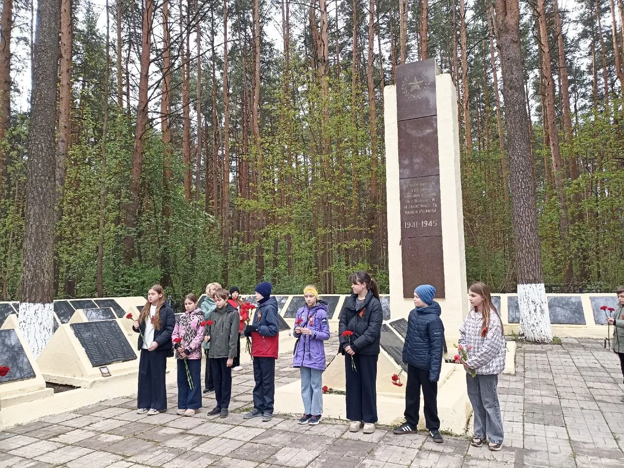 🎗️ 9 мая учащиеся и родители 5 "Г" (классный руководитель Савельева Ж.А.), 5 "Д" (классный руководит