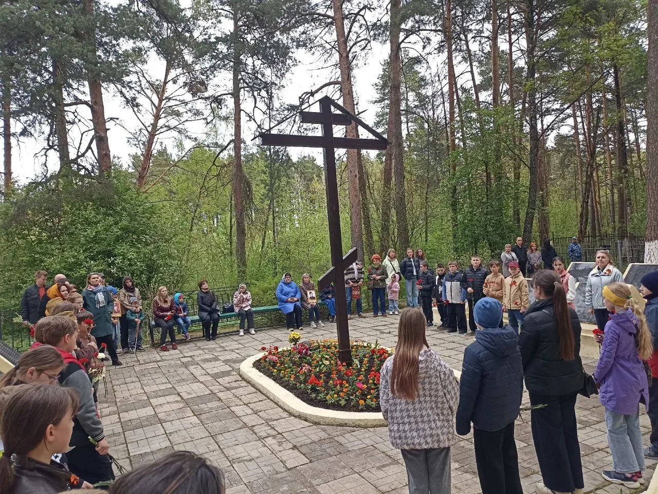 🎗️ 9 мая учащиеся и родители 5 "Г" (классный руководитель Савельева Ж.А.), 5 "Д" (классный руководит