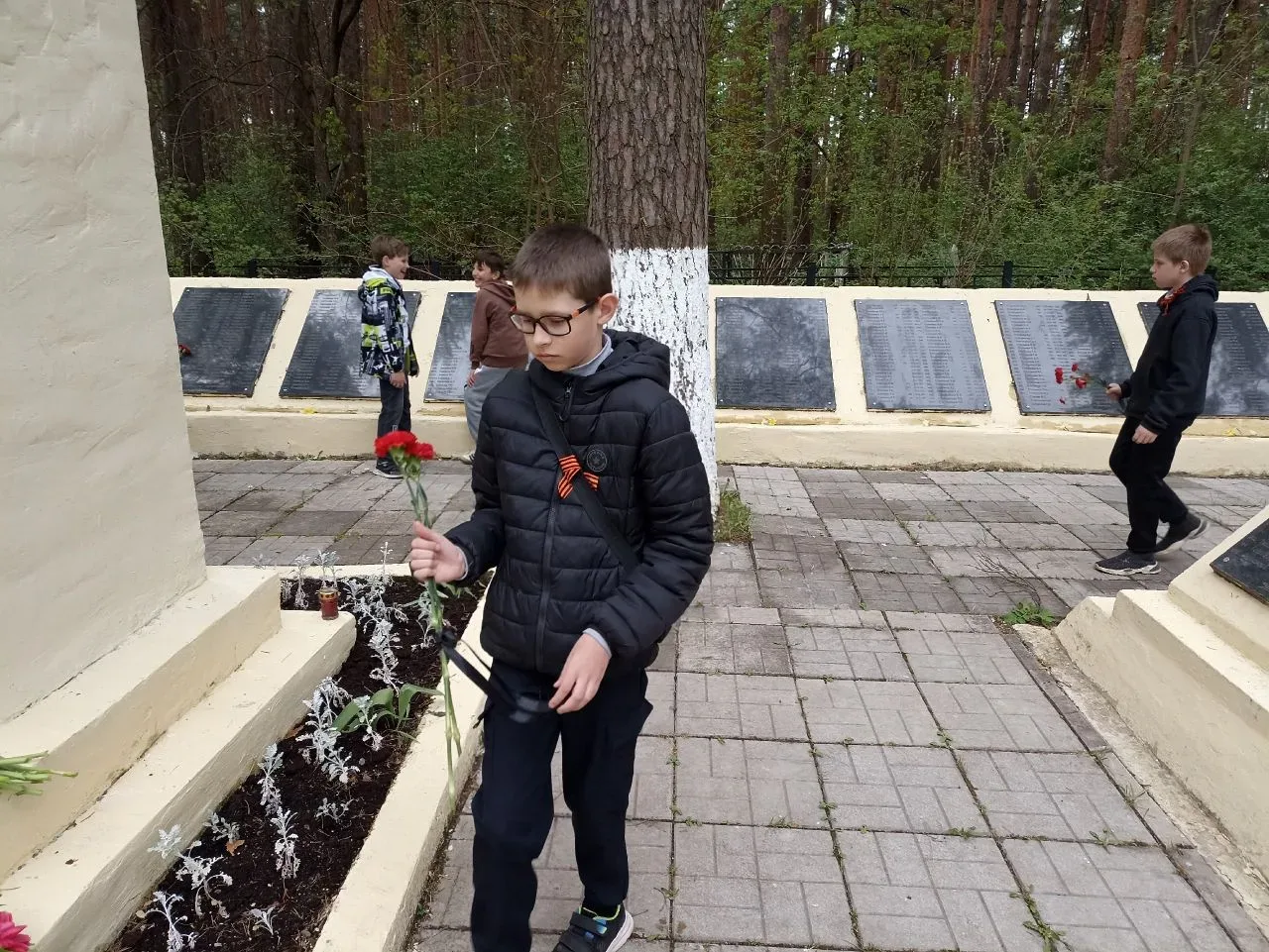 🎗️ 9 мая учащиеся и родители 5 "Г" (классный руководитель Савельева Ж.А.), 5 "Д" (классный руководит