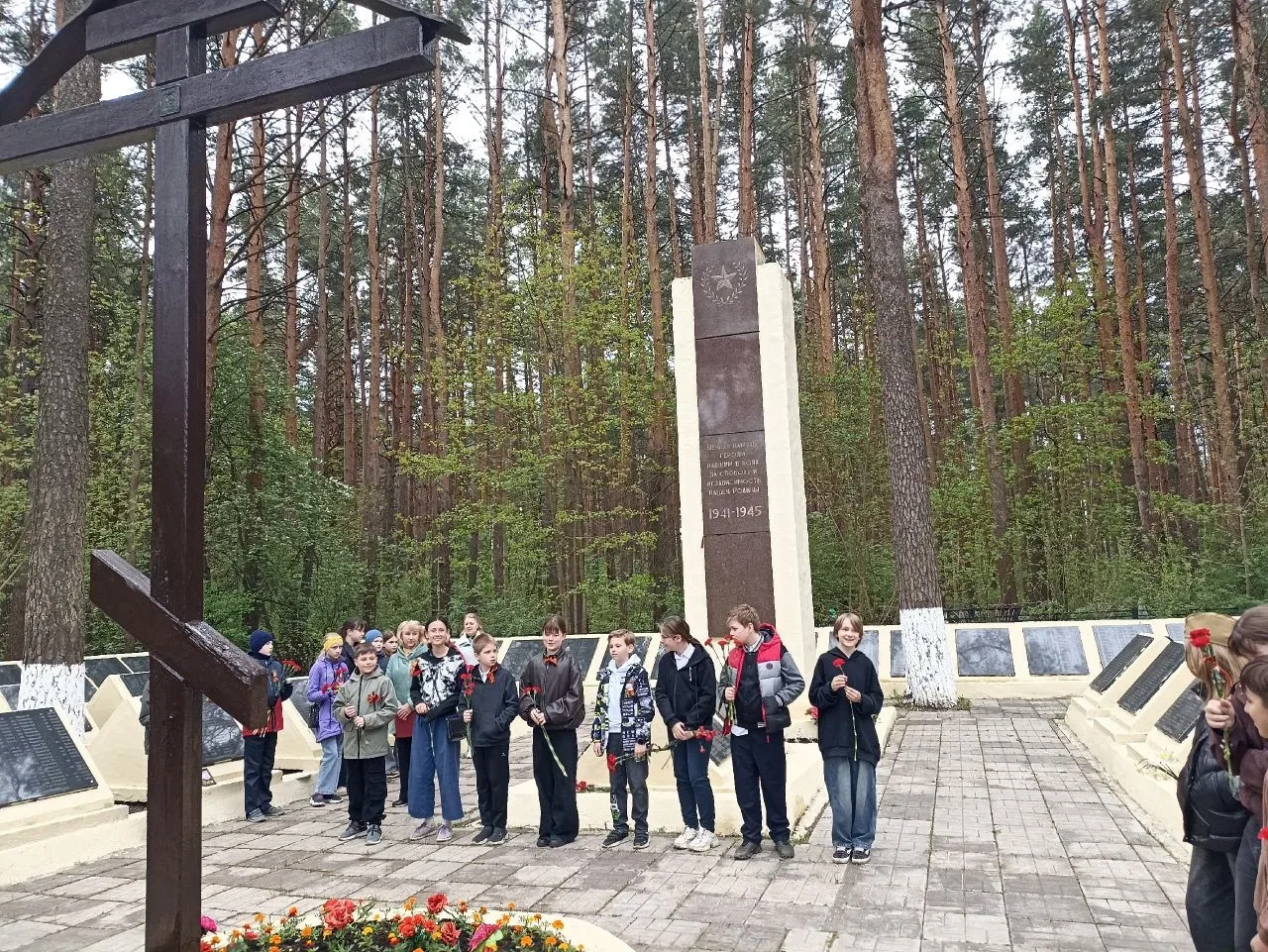 🎗️ 9 мая учащиеся и родители 5 "Г" (классный руководитель Савельева Ж.А.), 5 "Д" (классный руководит