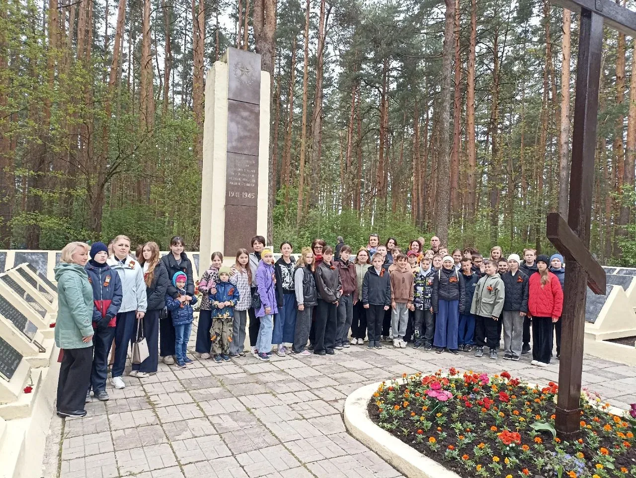🎗️ 9 мая учащиеся и родители 5 "Г" (классный руководитель Савельева Ж.А.), 5 "Д" (классный руководит