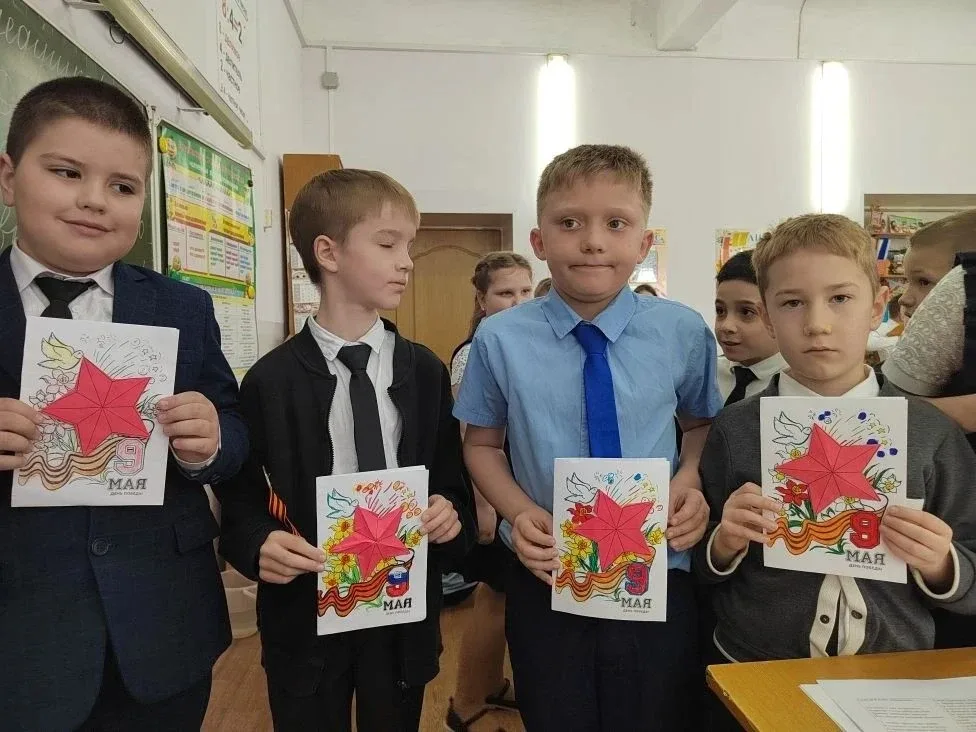 В рамках подготовки к празднованию Дня Победы ученики 2А класса приняли участие в творческой акции. 