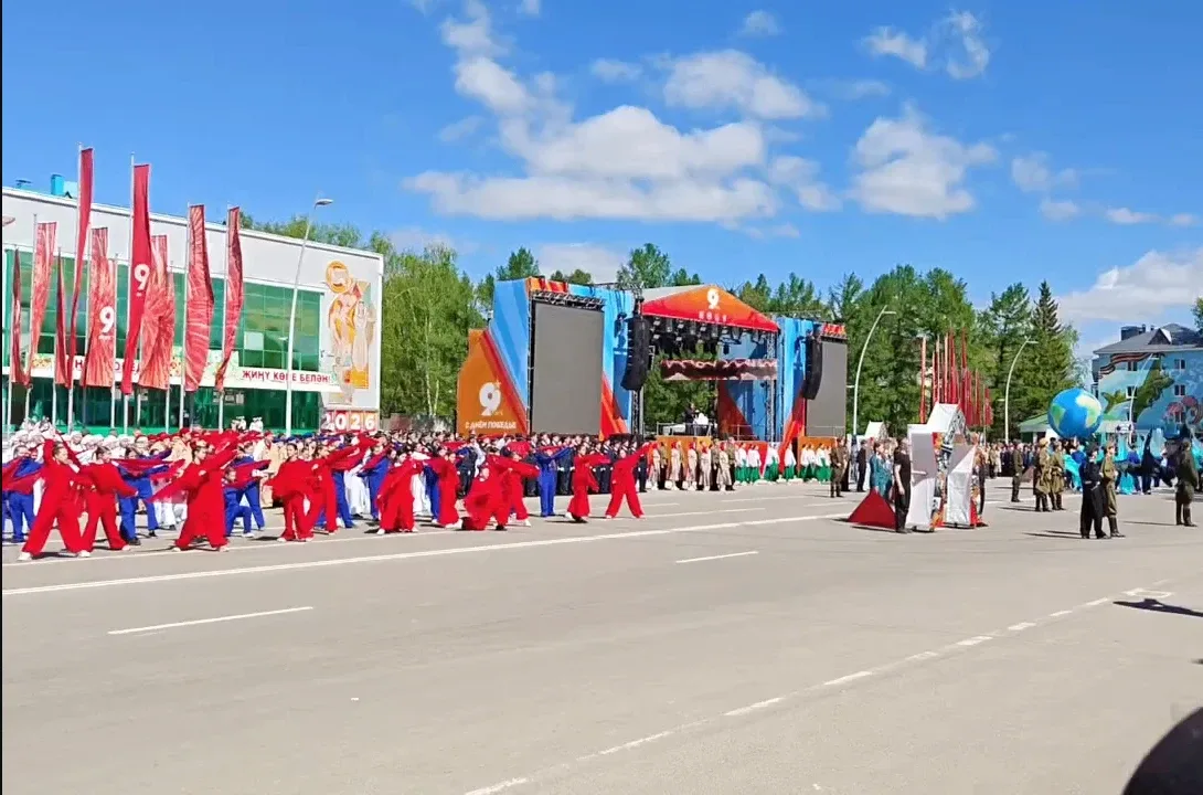 Площадь Дома Техники наполнилась энергией благодаря выступлению учениц 6-х классов. Девочки исполнил
