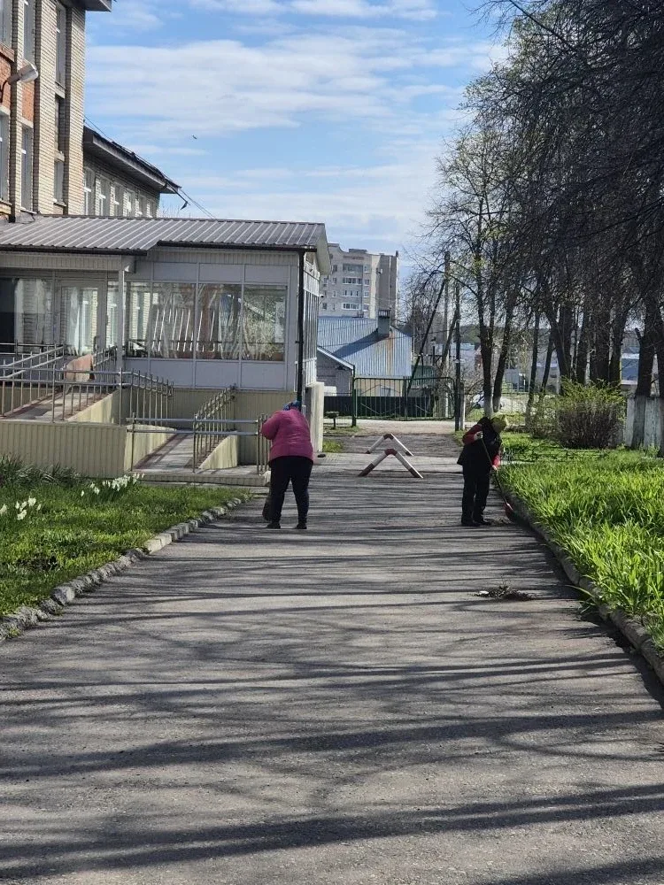 2 мая сотрудники школы провели субботник по наведению порядка на территории, окружающей школу, и у п