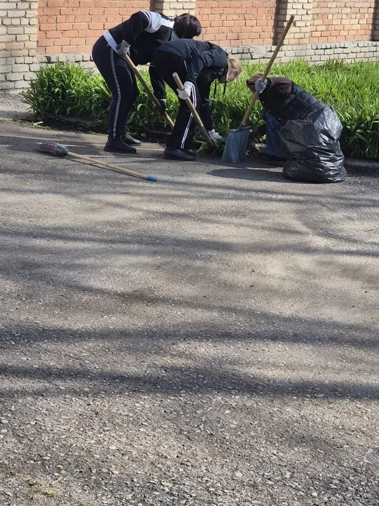 2 мая сотрудники школы провели субботник по наведению порядка на территории, окружающей школу, и у п