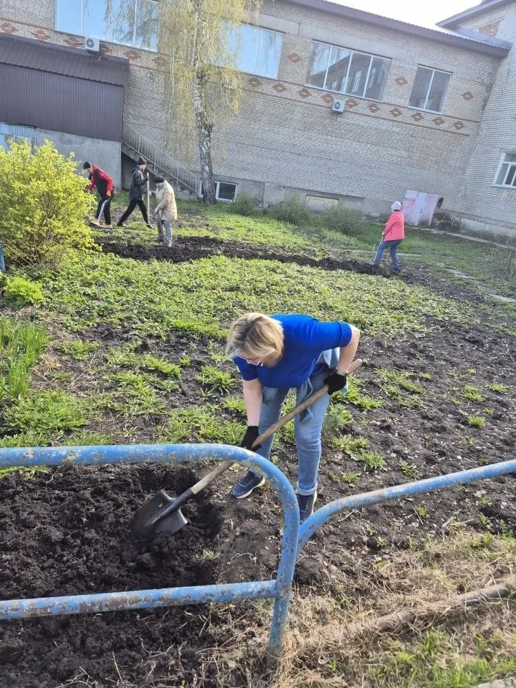 2 мая сотрудники школы провели субботник по наведению порядка на территории, окружающей школу, и у п