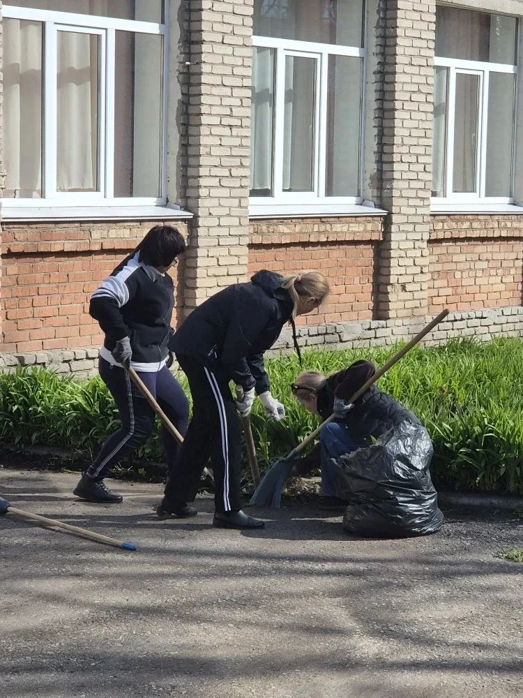 2 мая сотрудники школы провели субботник по наведению порядка на территории, окружающей школу, и у п