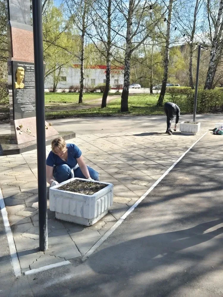 2 мая сотрудники школы провели субботник по наведению порядка на территории, окружающей школу, и у п