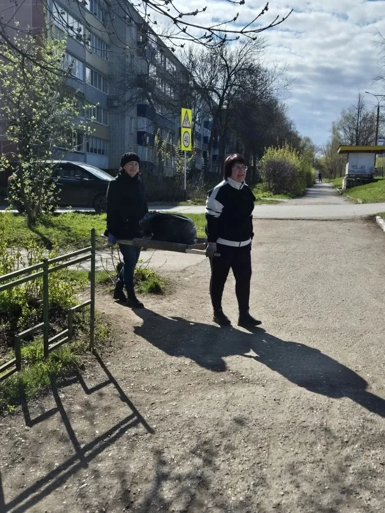 2 мая сотрудники школы провели субботник по наведению порядка на территории, окружающей школу, и у п