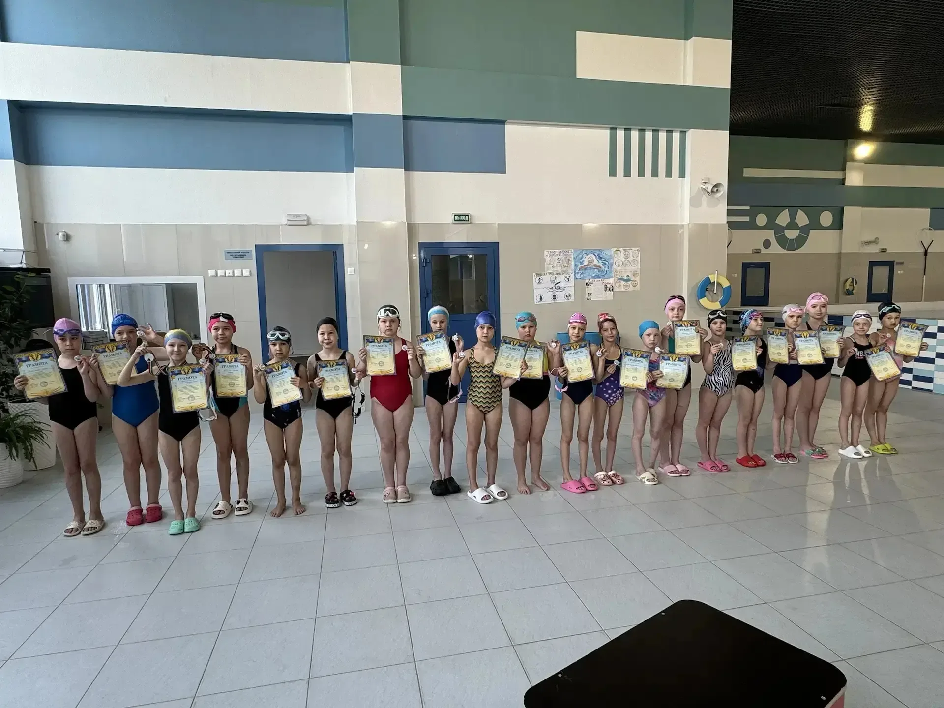 🏊‍♂️ На волне истории: плавание, рекорды и родной город!  В школе прошло первенство по плаванию, кот