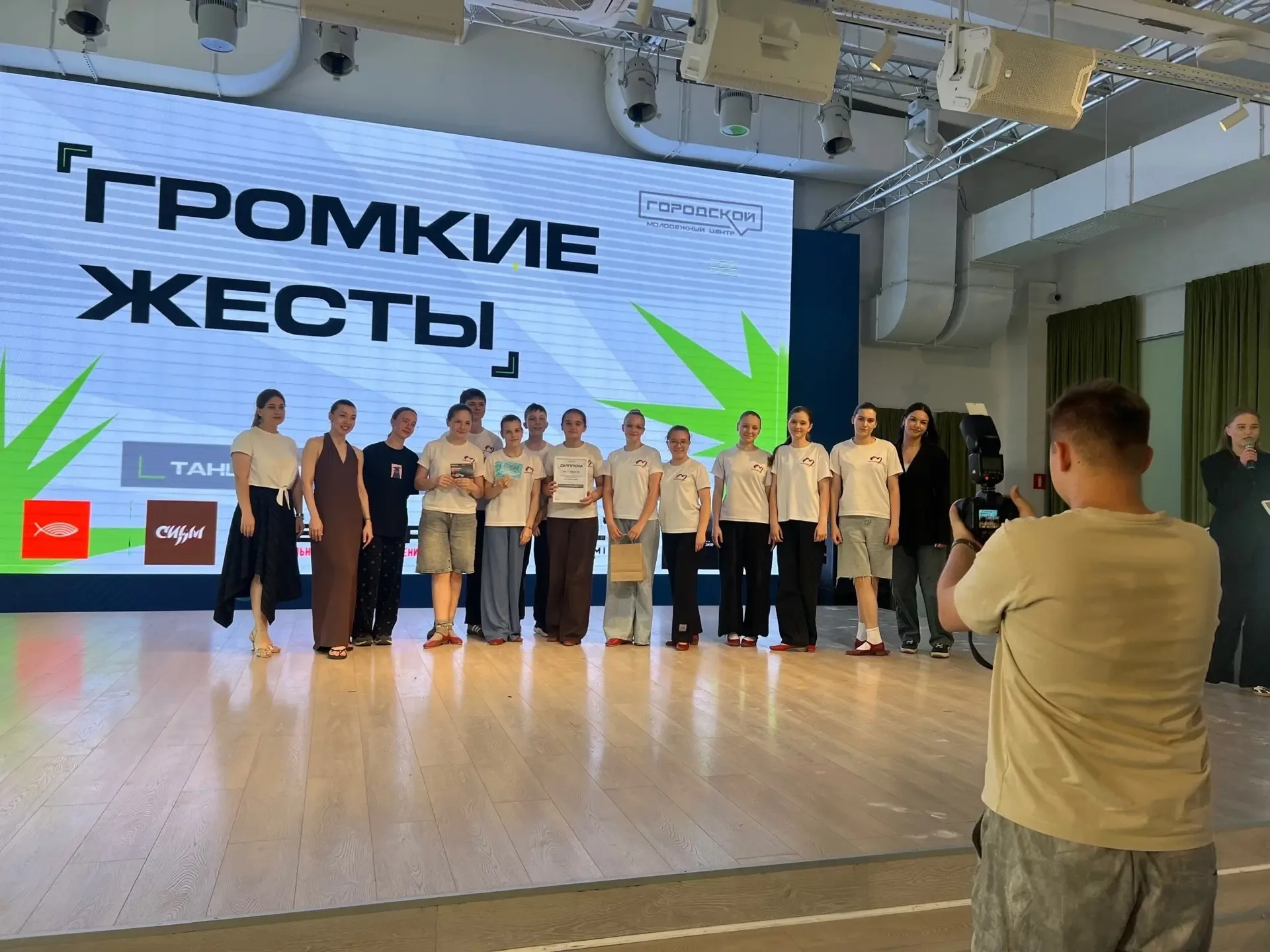 ✨ ПОДДЕРЖИТЕ РЕБЯТ В КОММЕНТАРИЯХ! Ставьте 🔥, если гордитесь! И напишите пару слов нашим танцорам. К