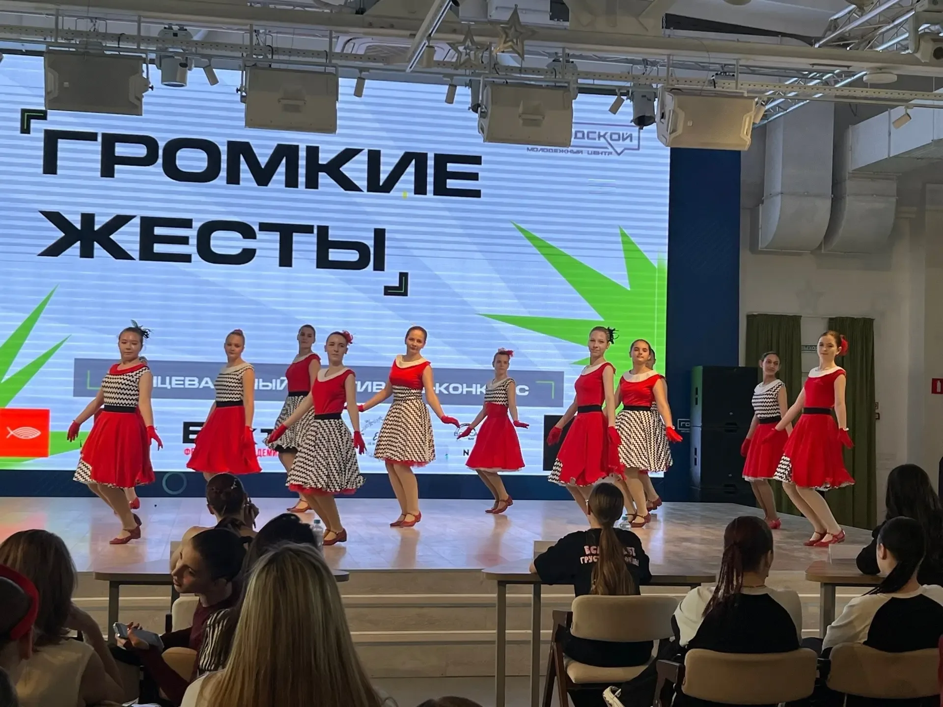 ✨ ПОДДЕРЖИТЕ РЕБЯТ В КОММЕНТАРИЯХ! Ставьте 🔥, если гордитесь! И напишите пару слов нашим танцорам. К