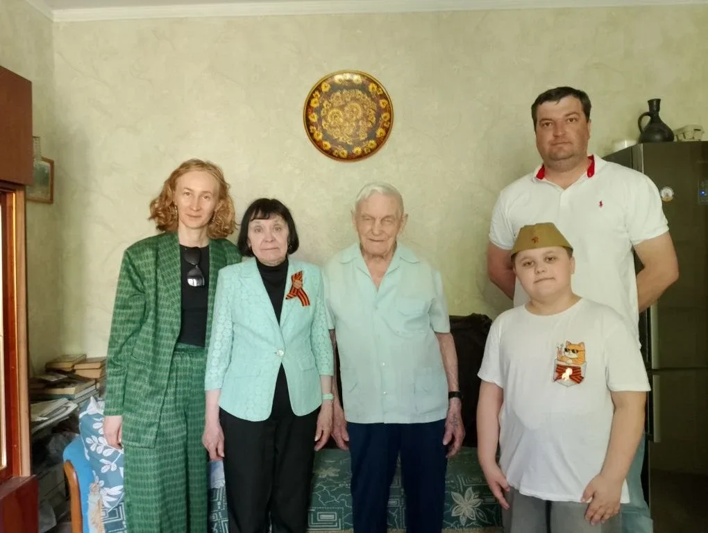 В преддверии 9 Мая Татьяна Новикова, председатель ТОС микрорайона «Ярмарка», вместе с заместителем д