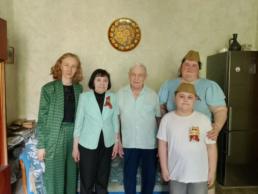 В преддверии 9 Мая Татьяна Новикова, председатель ТОС микрорайона «Ярмарка», вместе с заместителем д