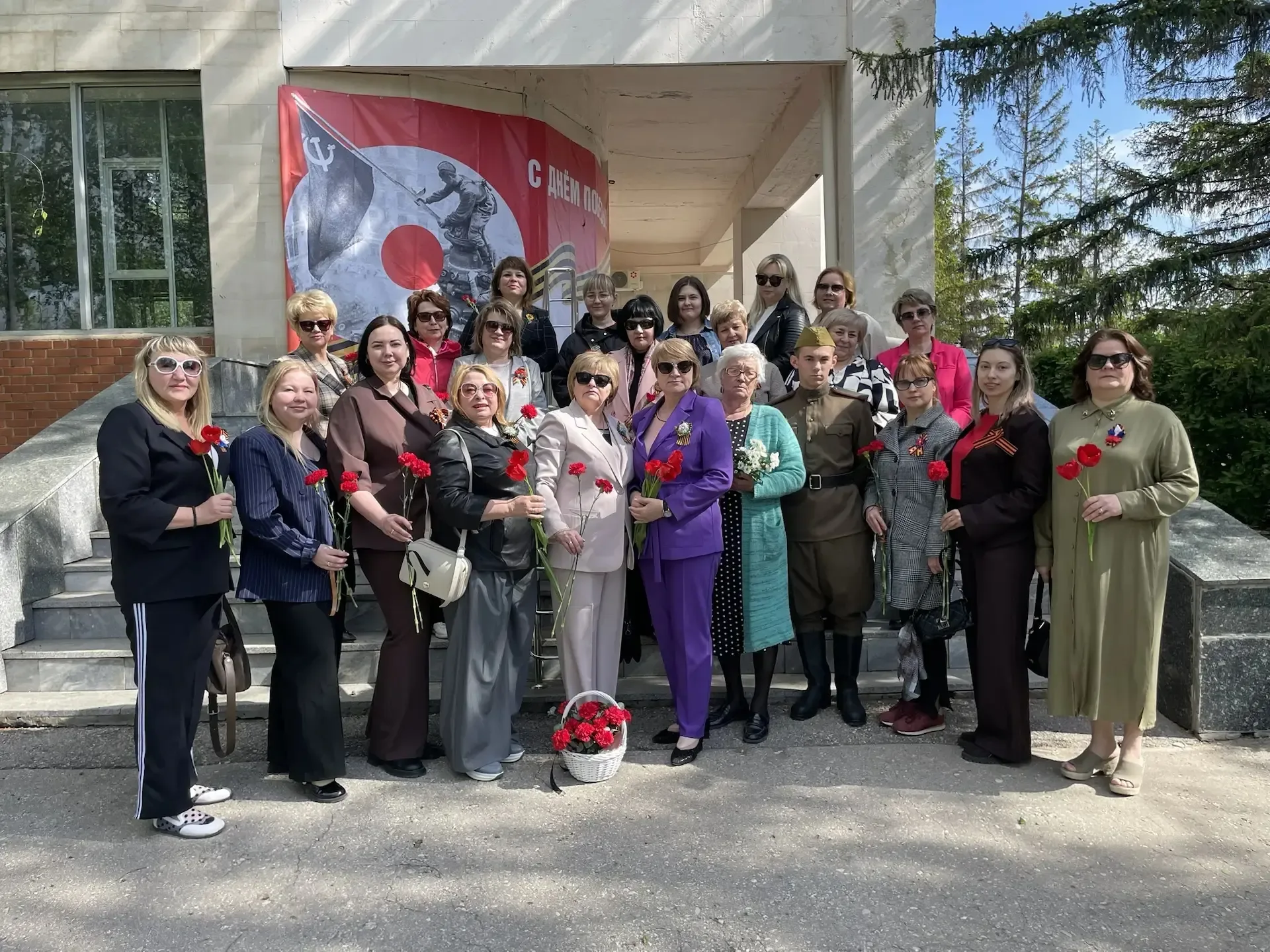 9 мая — день памяти, гордости и благодарности.  В этот торжественный день педагоги и выпускники ГБОУ