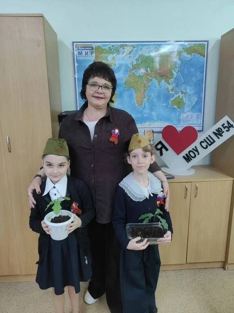 Школьный двор становится зеленее! 🌳 В нашей школе продолжается реализация экологического проекта «Пр