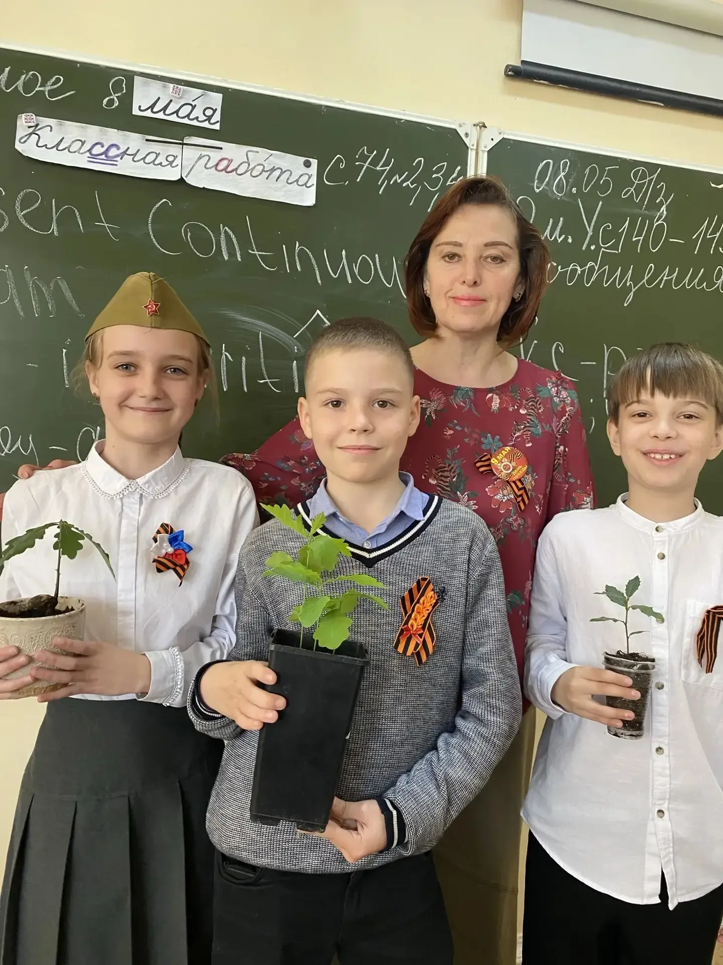 Школьный двор становится зеленее! 🌳 В нашей школе продолжается реализация экологического проекта «Пр