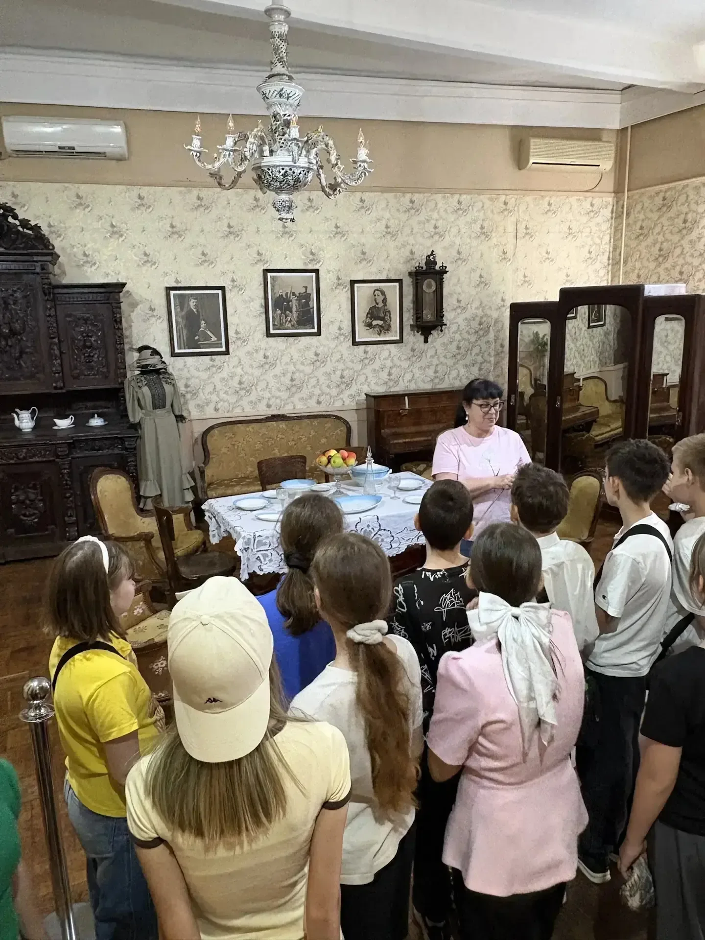 В рамках изучения истории родного края учащиеся 5 «Д» класса во главе с классным руководителем Григо