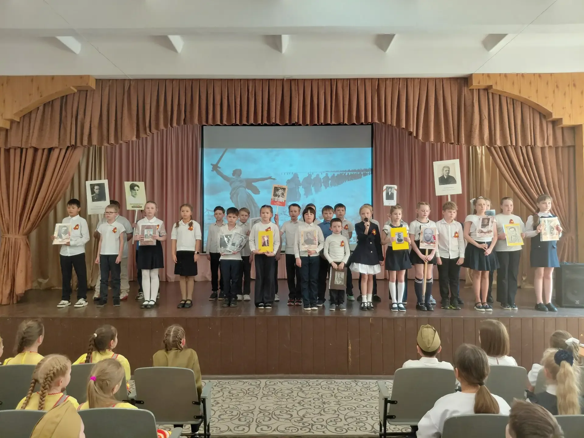 В честь празднования Дня Победы ученики 3-х, 4-х, 5-х и 6-х классов приняли участие в масштабном Фес
